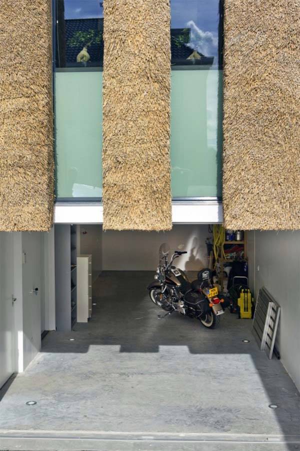 Современный дом облицованный соломой по проекту Arjen Reas Architects