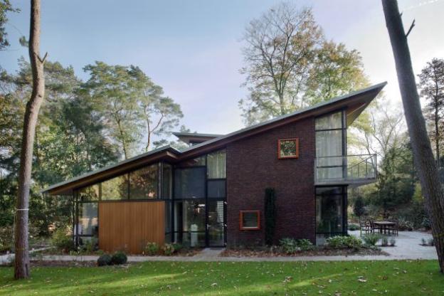 Дом со сложной геометрией крыши