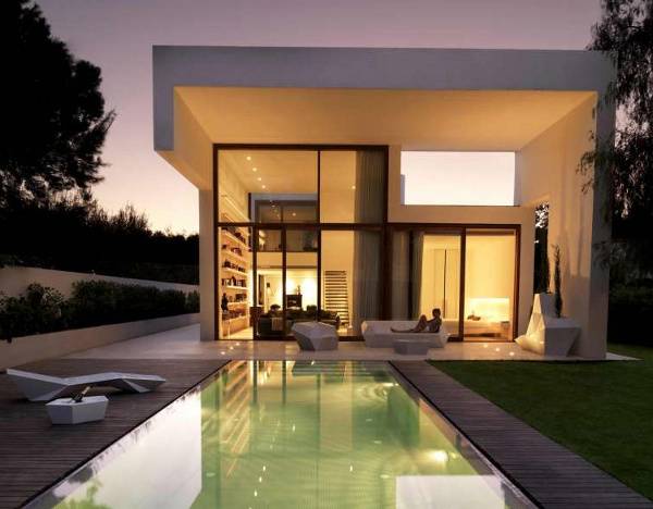 красивый дом в окружении воды по проекту Рамона Эстева