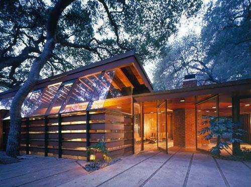 Уютный дом по проекту John Lautner
