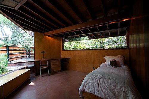 частный уютный дом по проекту John Lautner