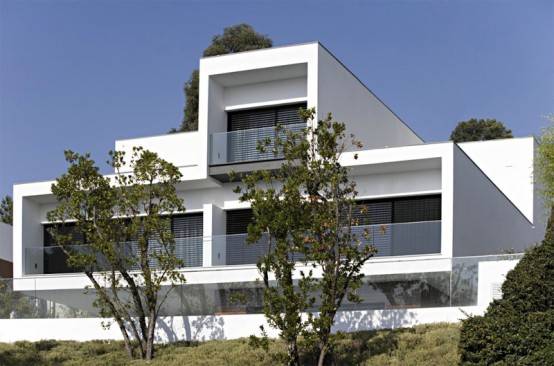 Белый дом из бетона по проекту Pitagoras Arquitectos