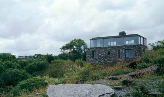 Экологичный дом с фасадом из грубого камня