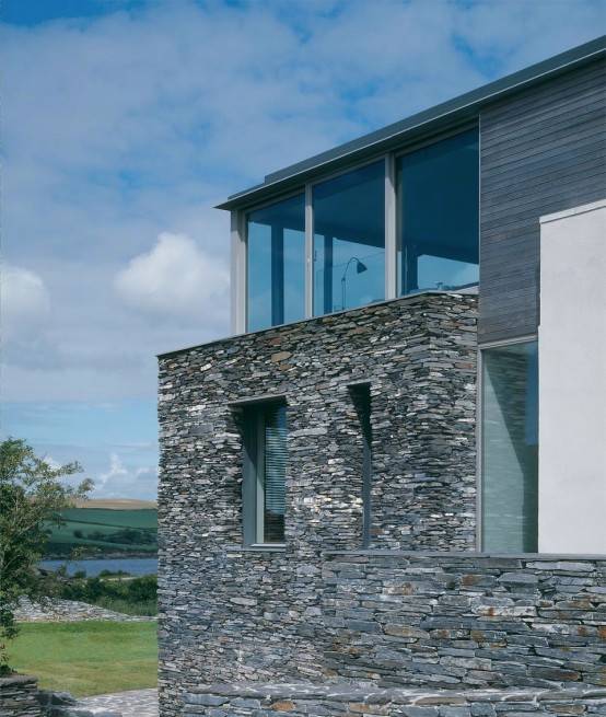 Экологичный дом с фасадом из грубого камня фото 1