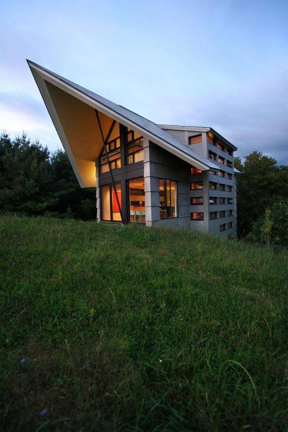 Классический дом с неординарной крышей по проекту YH2