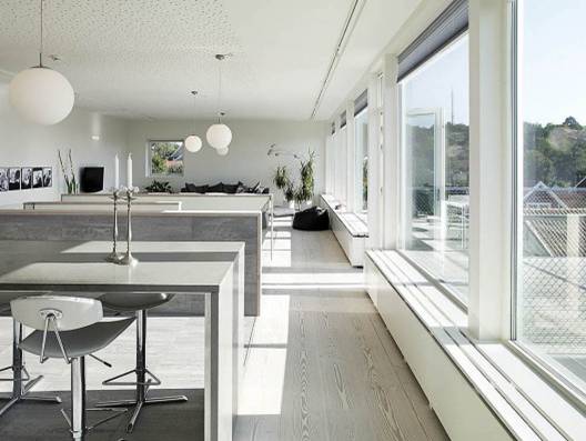 интерьер шведского дома с большим балконом по проекту UNIT Arkitektur AB