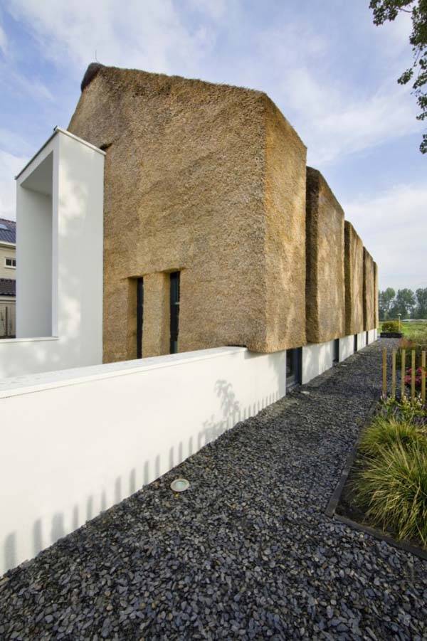 Современный дом облицованный соломой по проекту Arjen Reas Architects