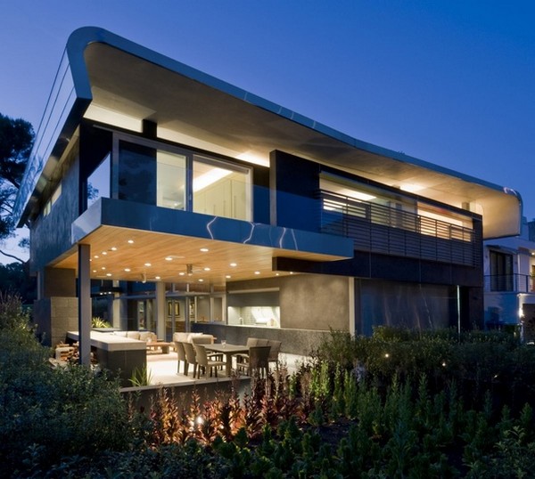 красивый дом в Лос-Анджелесе с оригинальными архитектурными деталями