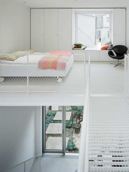 спальня в современном таунхаусе в минималистском стиле по проекту Elding Oscarson