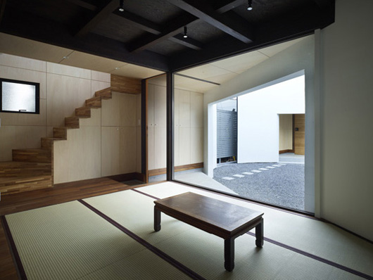 Двухэтажный дом по проекту Акио Накаса (Naf Architect & Design)