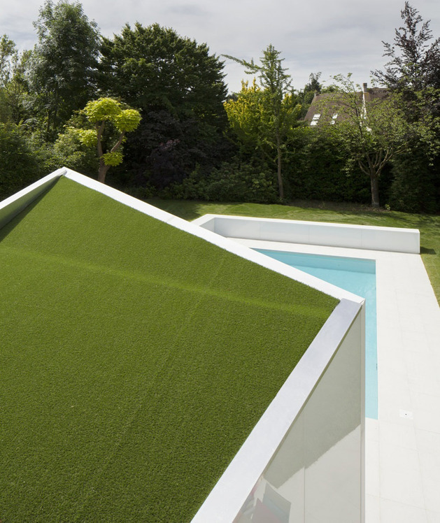 зеленая крыша дома с мансардой