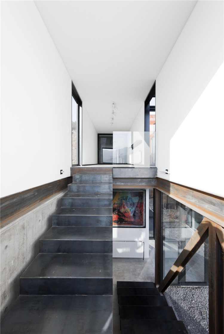 дом из металла фото металлической лестницы