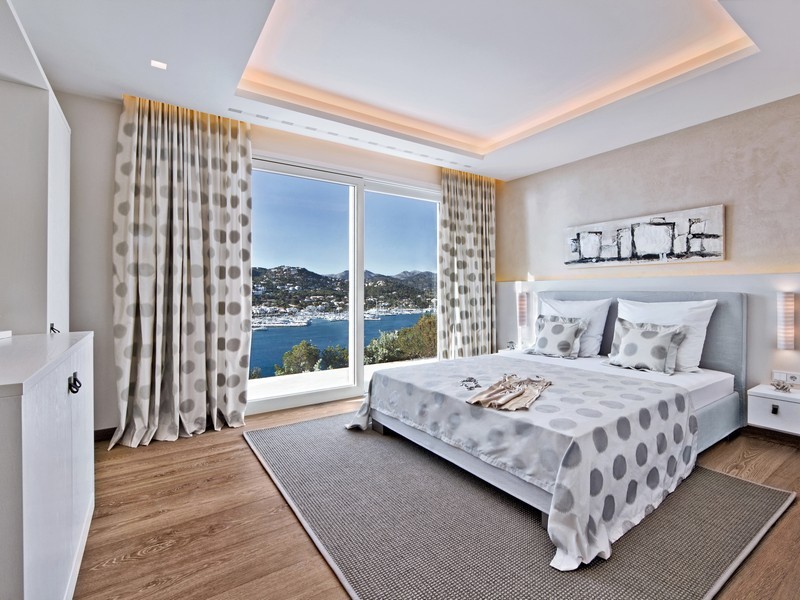 Спальня в испанской вилле с видом на море