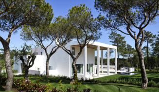 Дом в окружении сосен, Португалия